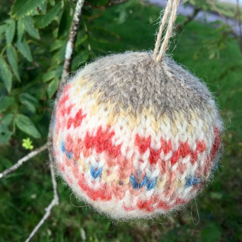Learn to knit your own Fair Isle xmas bauble